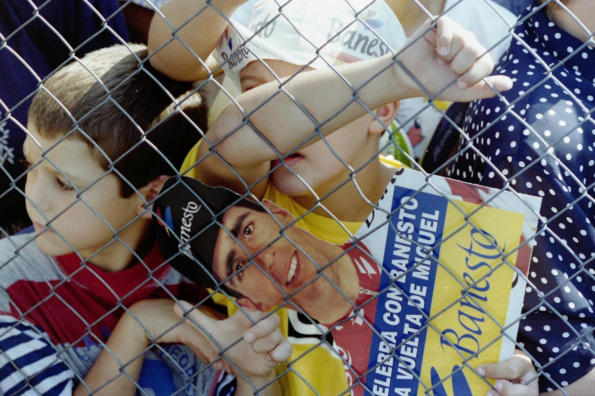 Unos jóvenes aficionados, con una foto de Miguel Indurain.