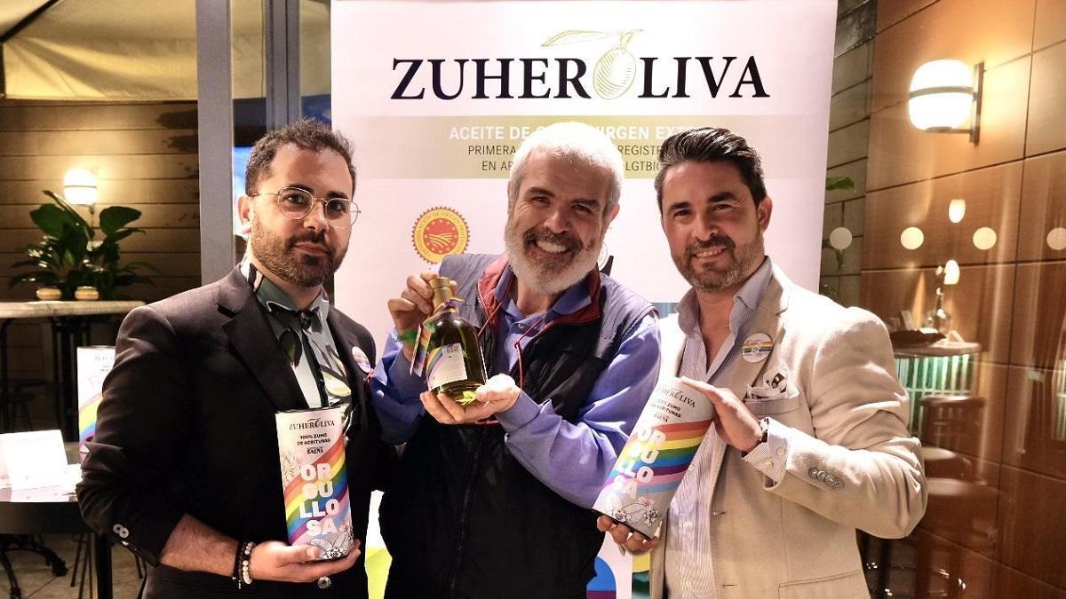 Lorenzo Caprile (centro) acompaña a Zuheroliva Orgullosa en su presentación en Madrid.