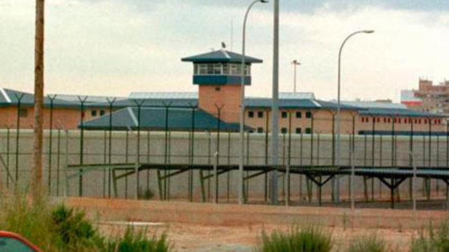 Un preso agrede a tres funcionarios de la prisión de Palma