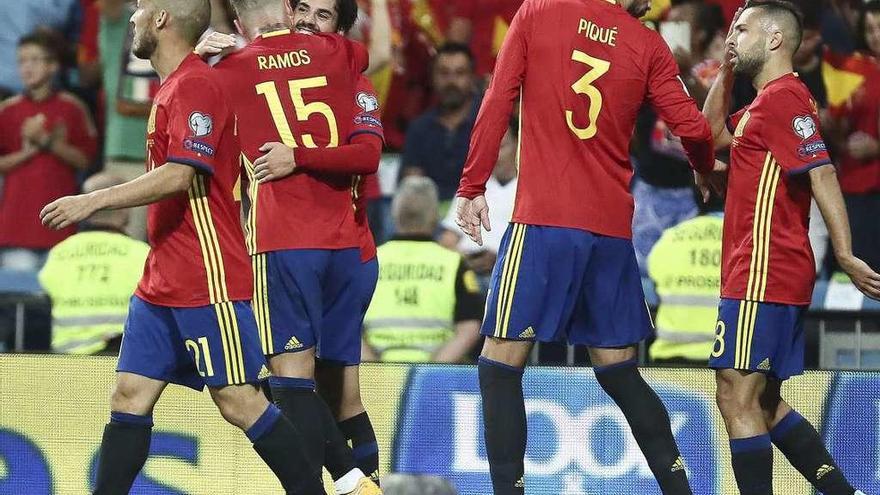 Ramos abraza a Isco para felicitarlo por su segundo gol ante Italia.