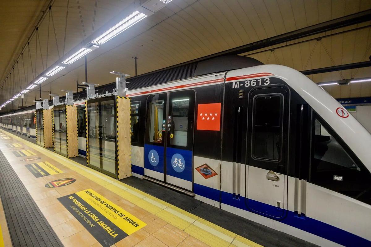 Aquellas personas que sufren de algún tipo de discapacidad tienen que prestar especial atención a los elementos que les rodean para poder coger el metro sin inconvenientes / Ricardo Rubio - Europa Press / Europa Press