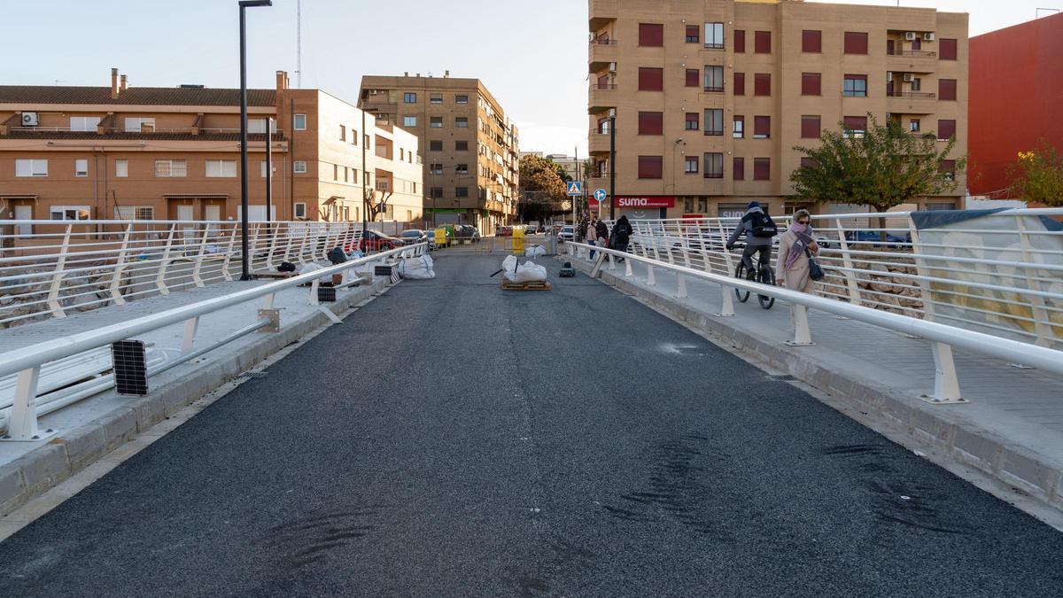 El Pont Nou de Paiporta obri després de més d'un any de la DANA.