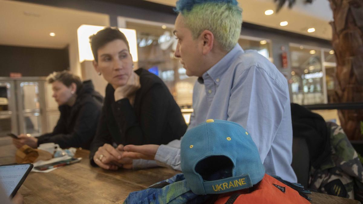 Natalia y Kionul durante la entrevista en un centro comercial.