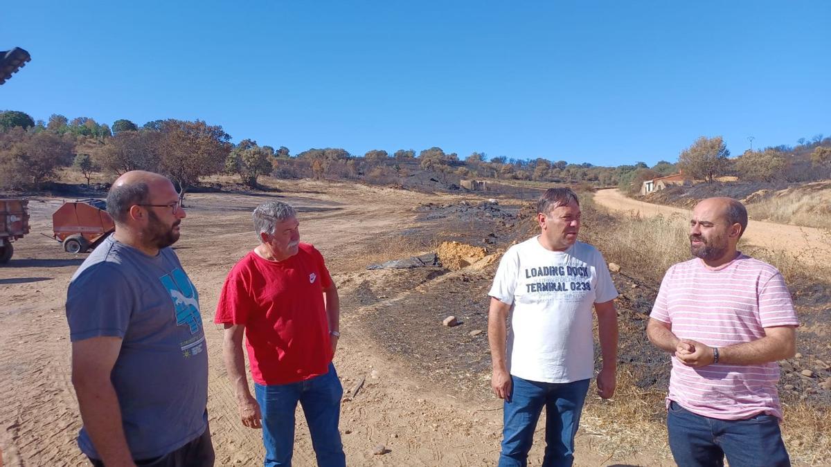 Visita de representantes del PSOE a zonas afectadas por el incendio