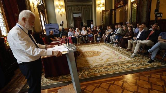 Roberto González-Quevedo interviene en la inauguración del congreso de ALCEM en la Junta General del Principado; en la mesa presidencial, sentados, Vanessa Gutiérrez y David Guardado. | MIKI LÓPEZ
