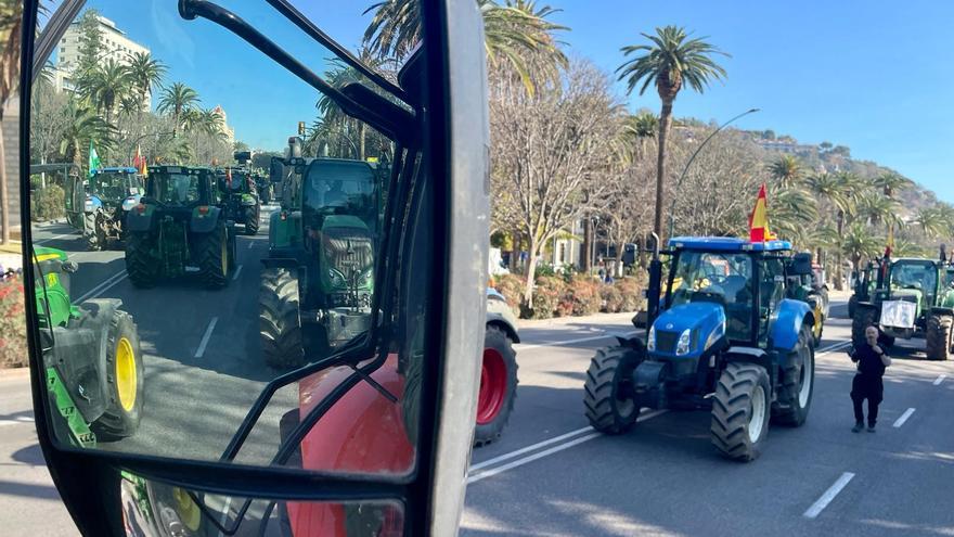La marea de tractores llega a Málaga y colapsa el Centro: &quot;Sin agricultores ni ganaderos no tenemos nada&quot;
