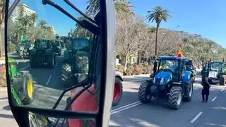 La marea de tractores llega a Málaga y colapsa el Centro: "Sin agricultores ni ganaderos no tenemos nada"