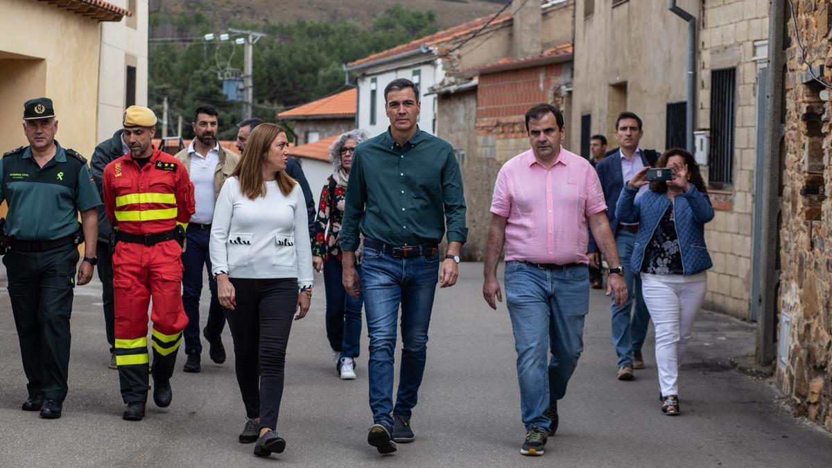 Llegada de Pedro Sánchez a Otero de Bodas. A su lado, Barcones y el alcalde de Otero, David Ferrero.