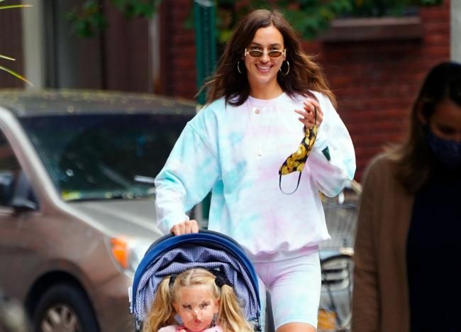 Irina Shayk, con mallas ciclista estilo Uggs
