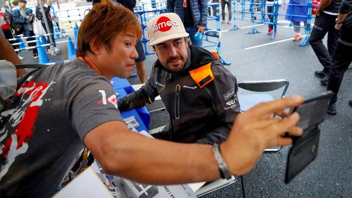 Alonso con un fan en Suzuka