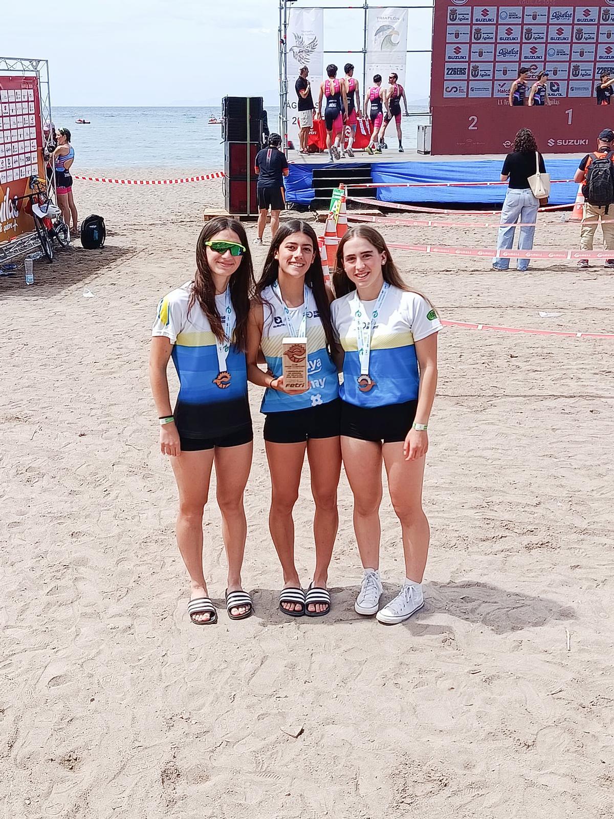 Las chicas del Triatló Ontinyent con el bronce conseguido en el Campeonato de España.