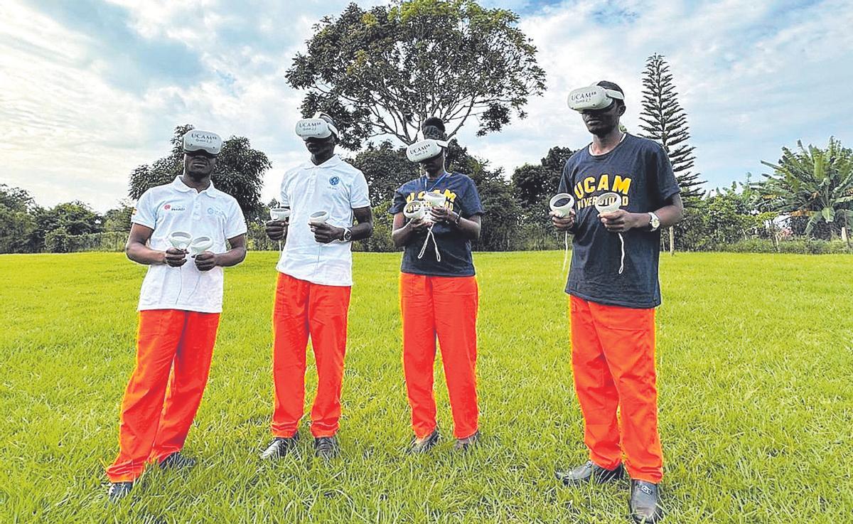 Formación con las gafas de realidad virtual en Uganda.