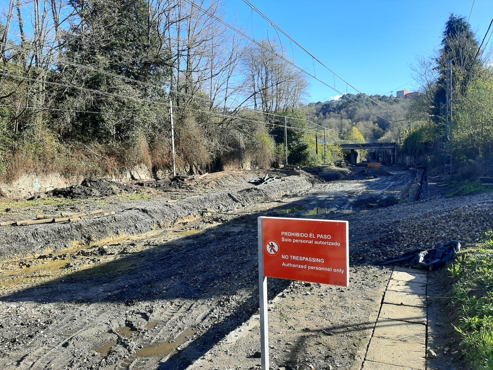 Así luce el tramo ferroviario entre Carbayín y El Berrón: sin vías ni traviesas