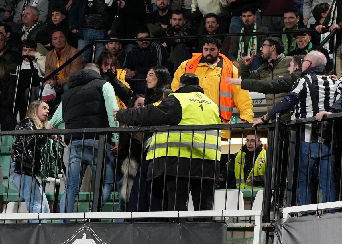 Galería | Nuevas imágenes del 'espectáculo' de los acompañantes del Racing en tribuna