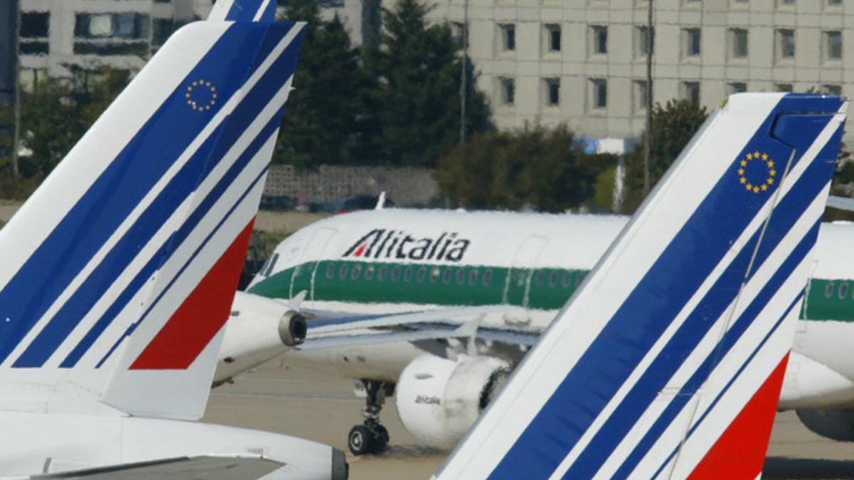 En primer término, aviones de Air France en el aeropuerto Charles de Gaulle, en París, en una imagen de archivo