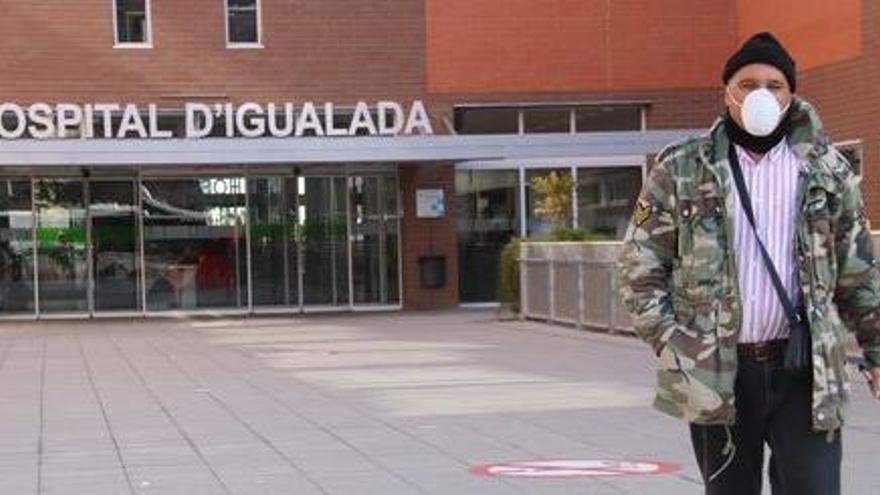 Pla curt de l&#039;entrada de l&#039;Hospital d&#039;Igualada. Un home surt del centre amb mascareta.
