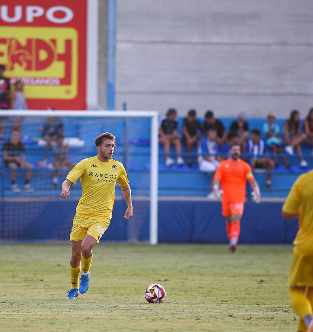 El defensa Juanmi García controla el balón durante el partido