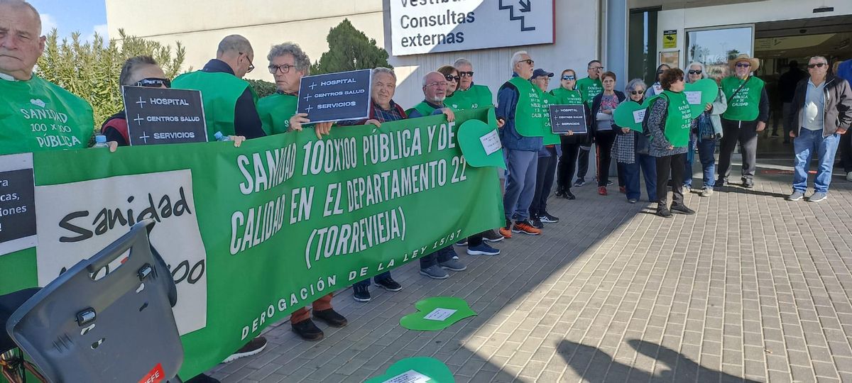 Un momento de la concentración del pasado 12 de febrero a las puertas del Hospital Universitario de Torrevieja