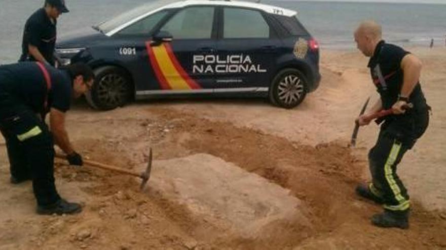 Investigan el hallazgo de un esqueleto humano enterrado en una playa de Alicante