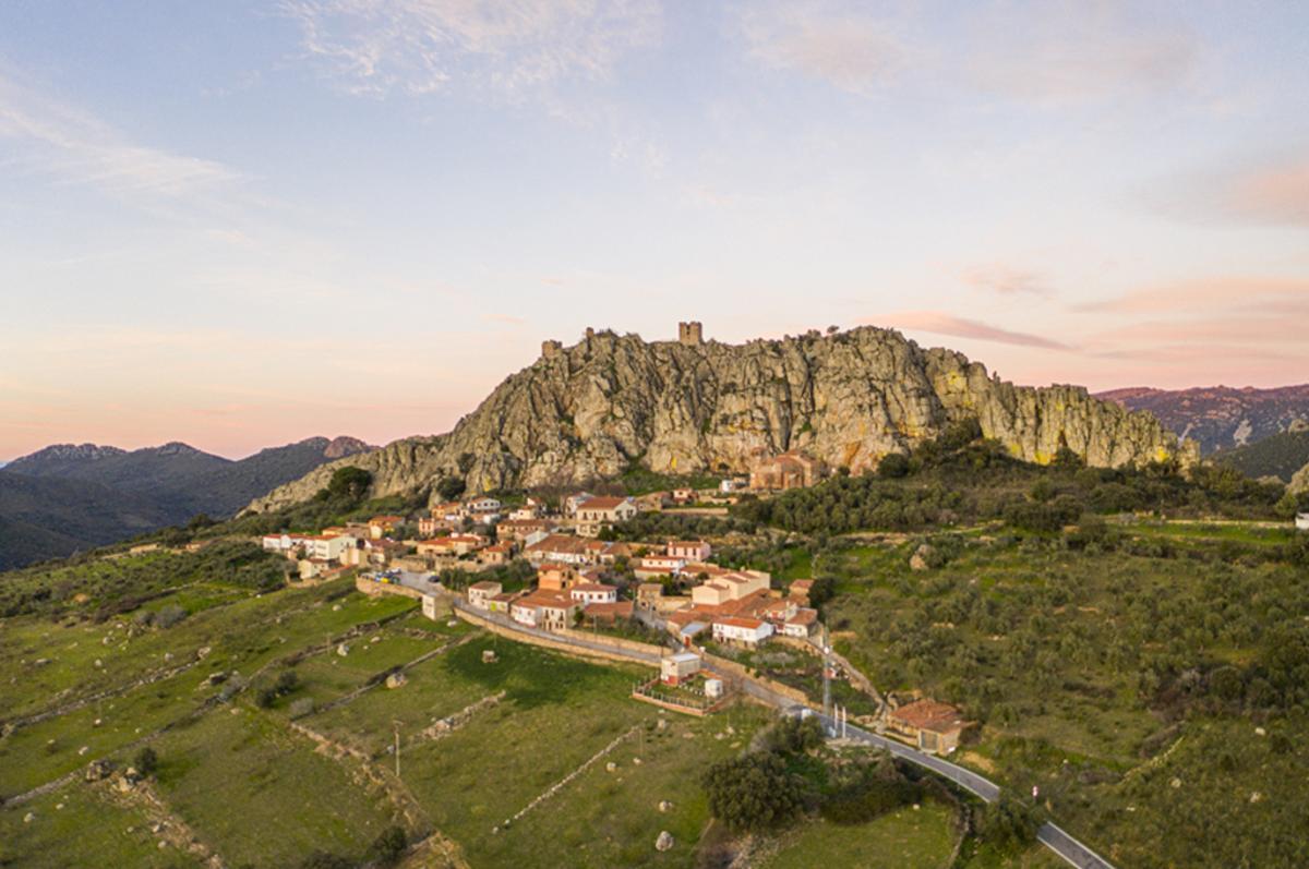 Cabañas del Castillo, uno de los tesoros del Geoparque Villuercas-Ibores-Jara.