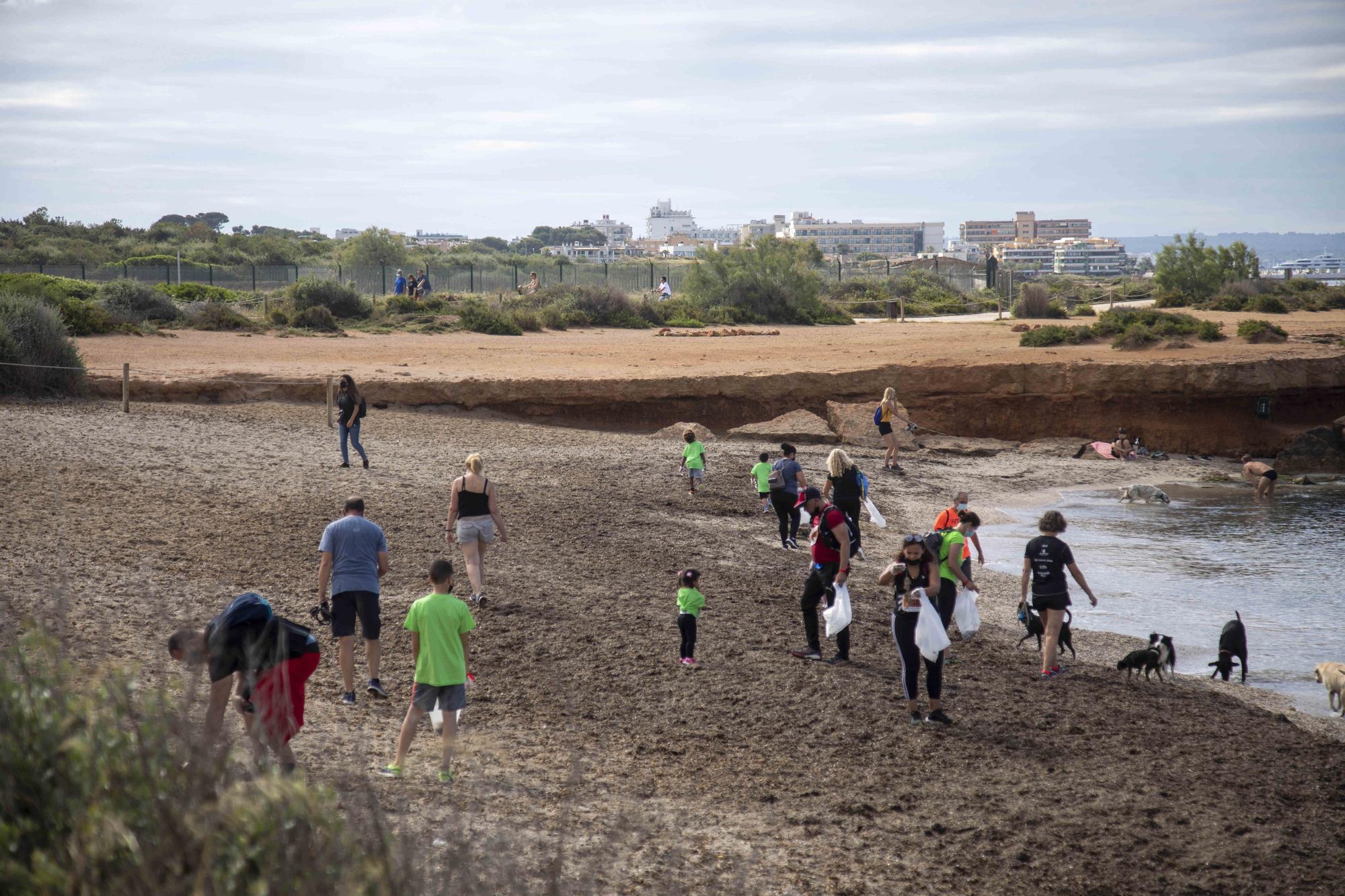 Una jornada de deporte y recogida de residuos en es Carnatge