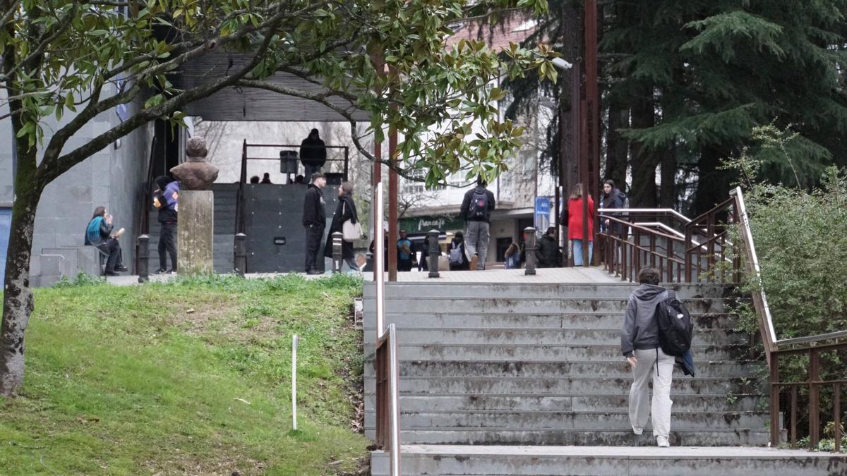 Acceso a la biblioteca Concepción Arenal en el Campus Sur de Santiago.