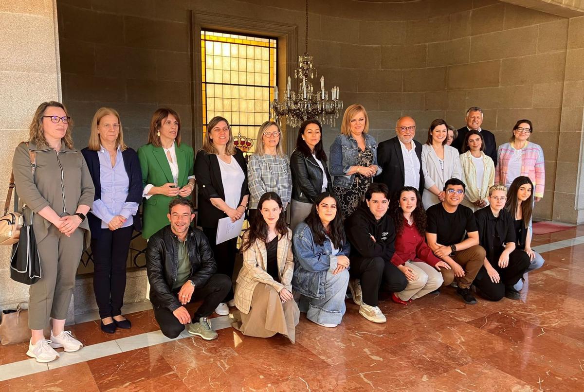 Representantes del alumnado, concellos y UVigo, junto a Abel Losada en la presentación de las campañas por el 25-N.
