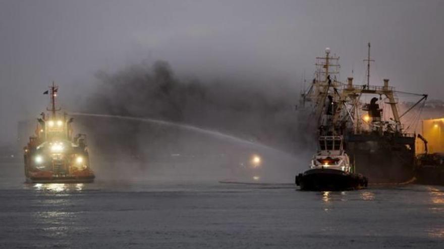 Una enorme grúa sella los orificios del pesquero ruso incendiado en el Puerto