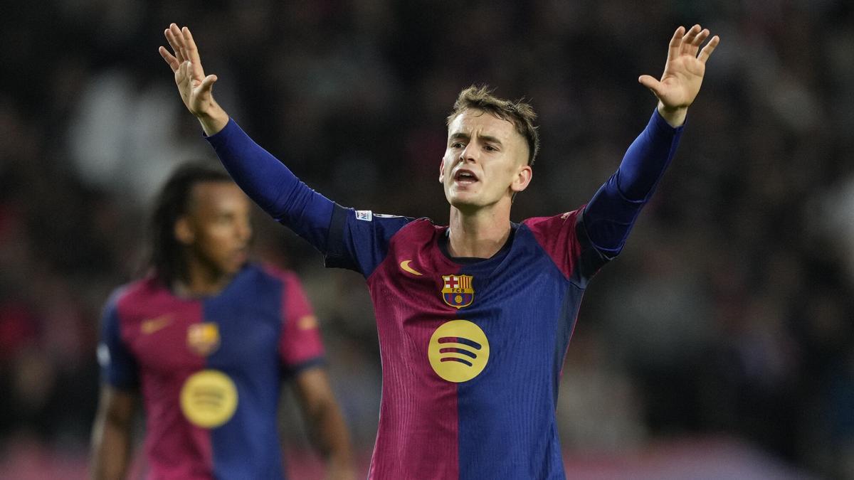 ¡Locura Casadó! El jugador con alma de capitán no dudó en ir a celebrar la Liga con los aficionados... ¡En Canaletes!