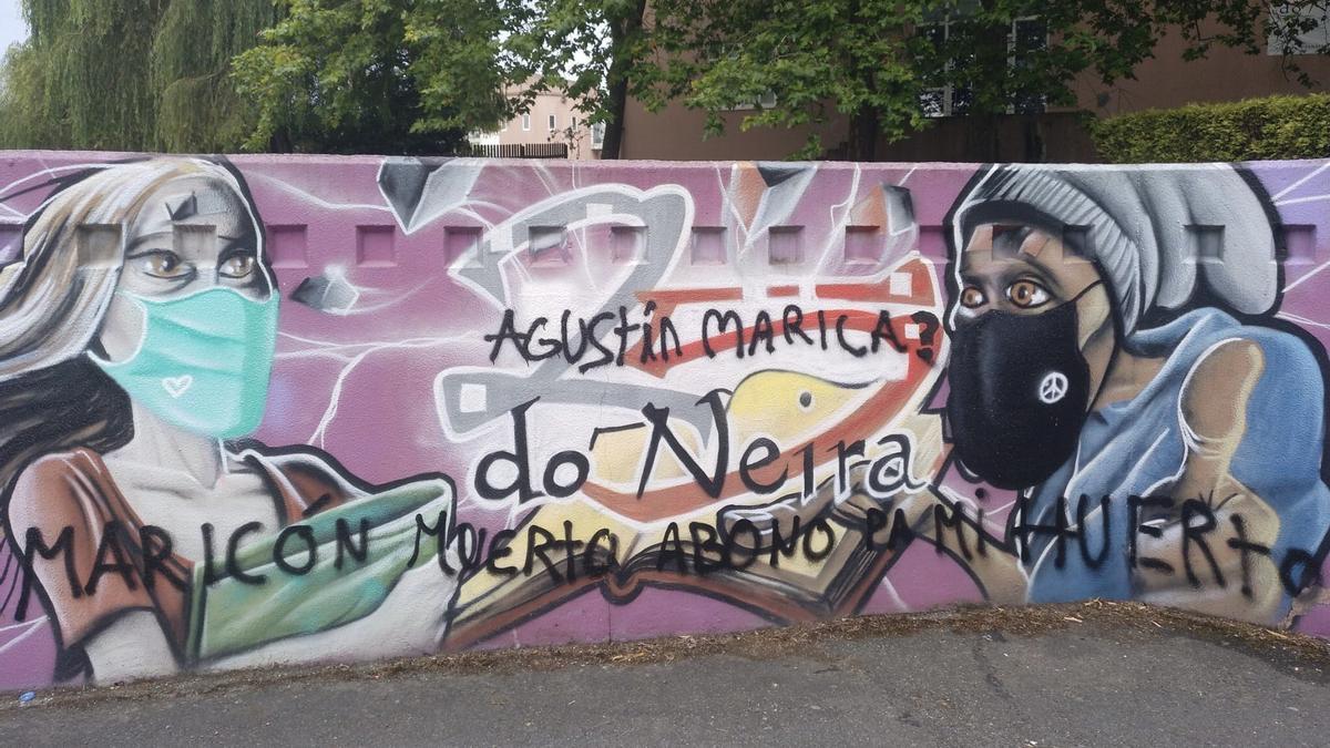 Pintada homófoba sobre un mural del instituto Neira Vilas, en Perillo.