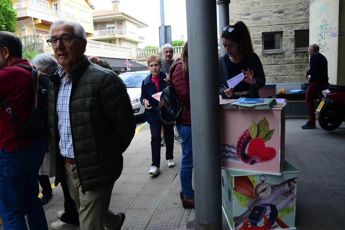 Reparto de folletos informativos y vales descuento para comprar pescado a los usuarios del centro de salud.