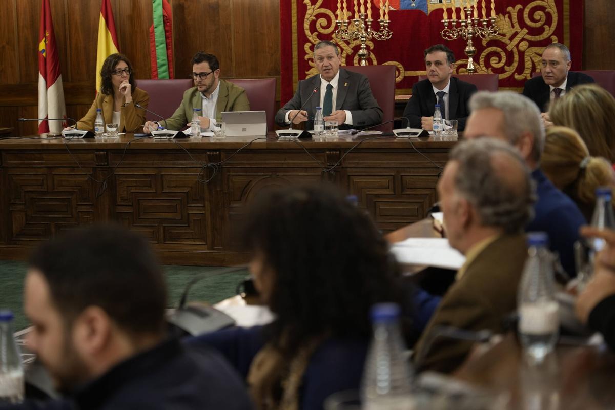 Faúndez se dirige a la bancada de la oposición.