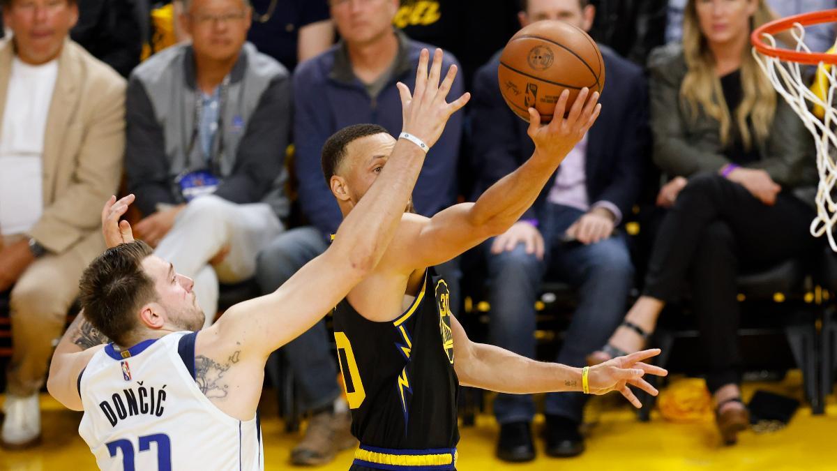 Doncic intenta taponar una entrada a canasta de Curry