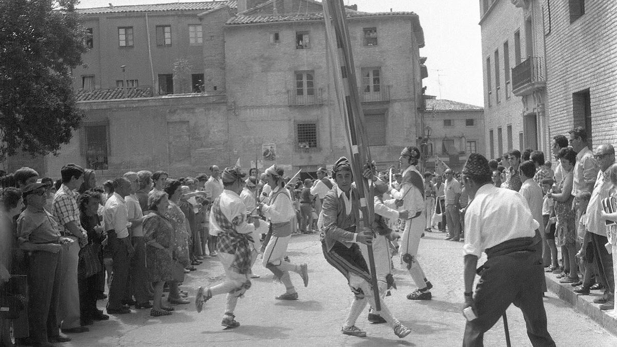 Danzantes en la Plaza de la Catedral.