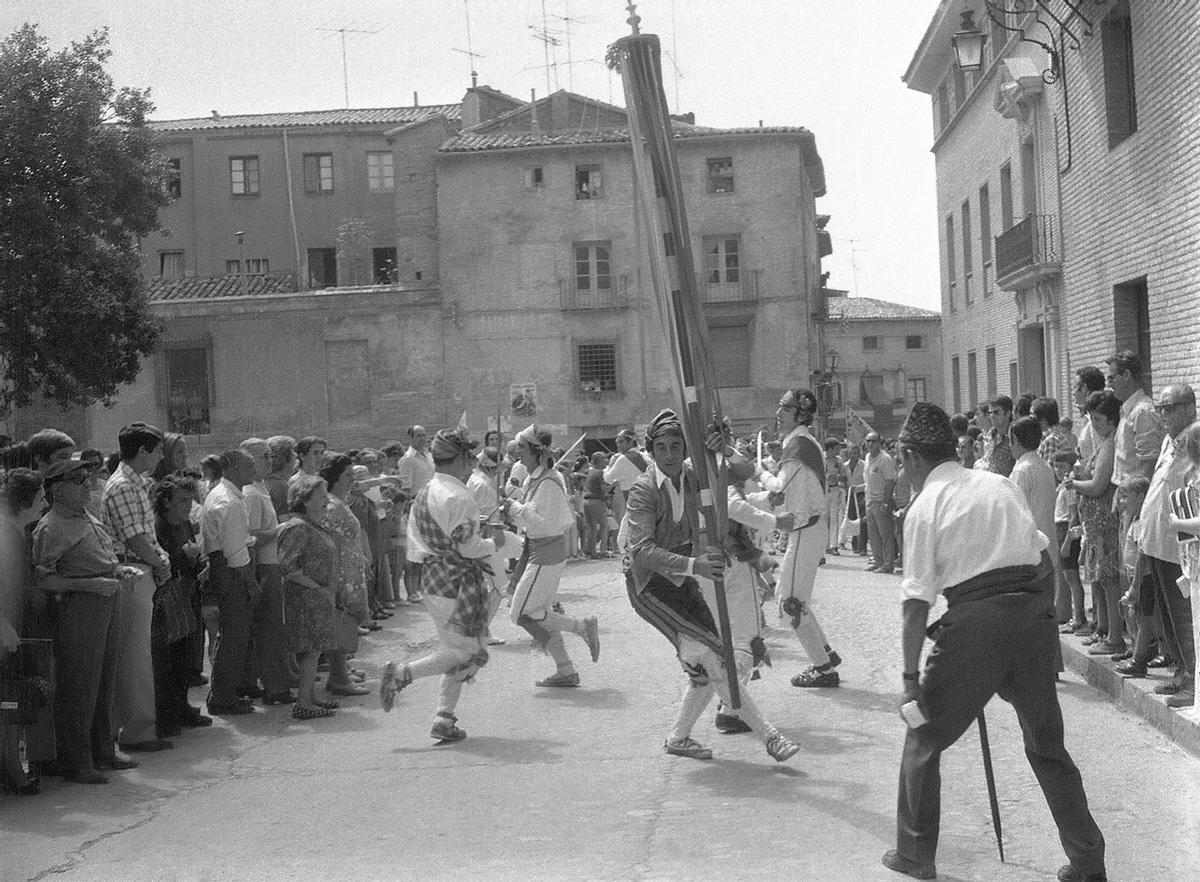 Danzantes en la Plaza de la Catedral.