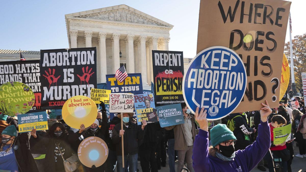 Manifestantes a favor y en contra del aborto protestan frente a la sede del Tribunal Supremo de EEUU, este miércoles en Washington.