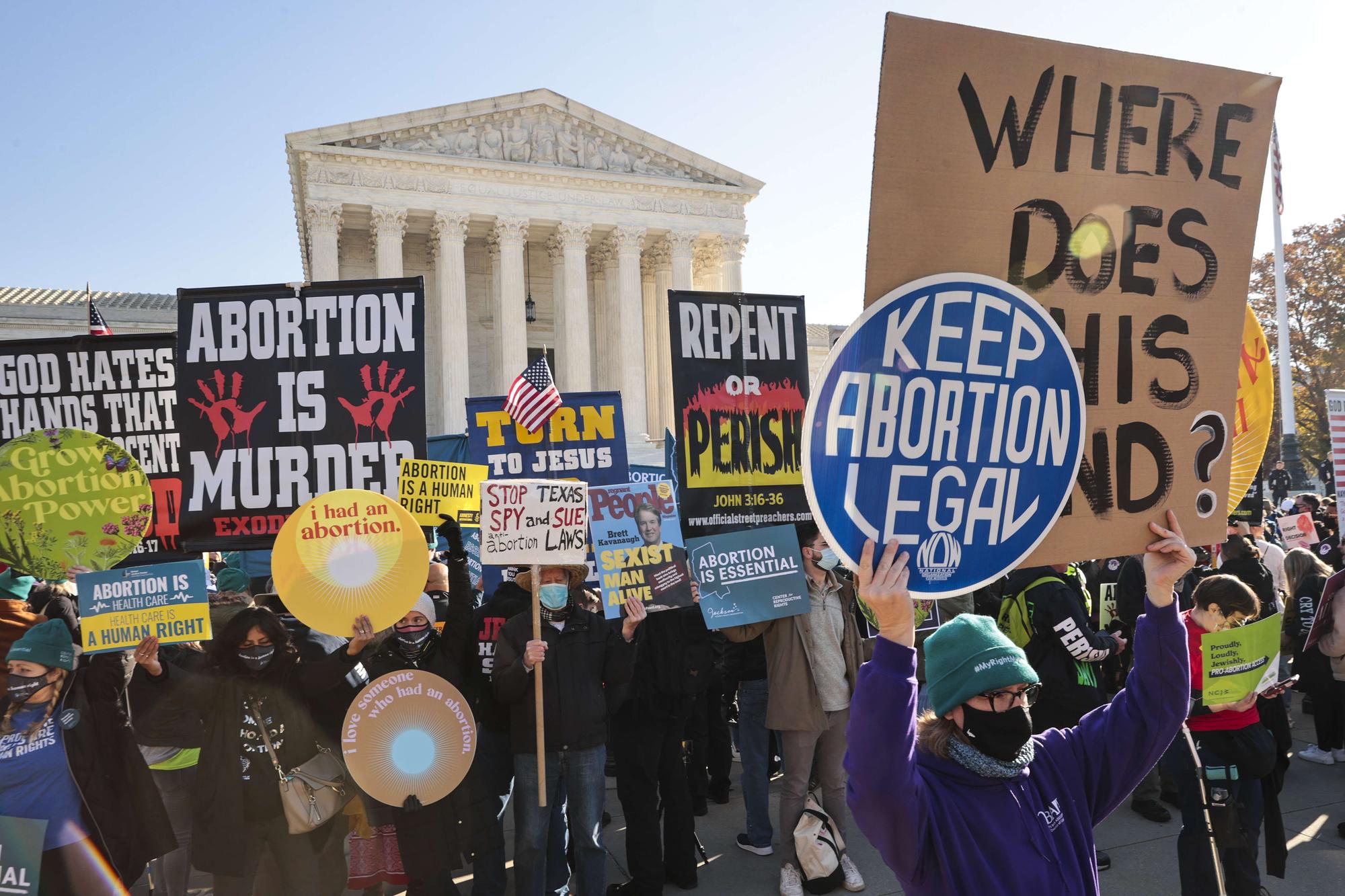 Manifestantes a favor y en contra del aborto protestan frente a la sede del Tribunal Supremo de EEUU, este miércoles en Washington.