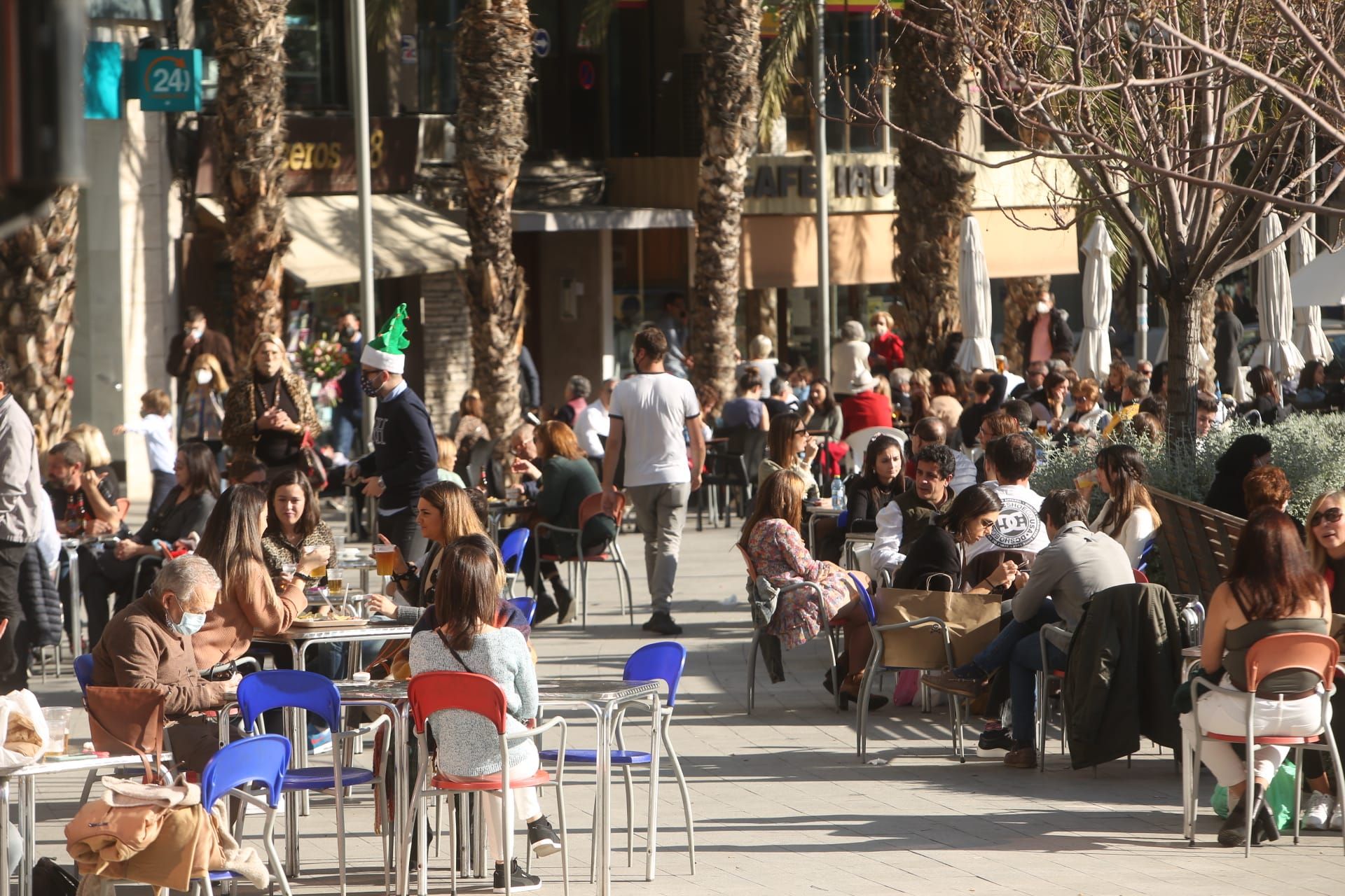 "Mañaneo" en el centro de Alicante ante el toque de queda en Nochebuena