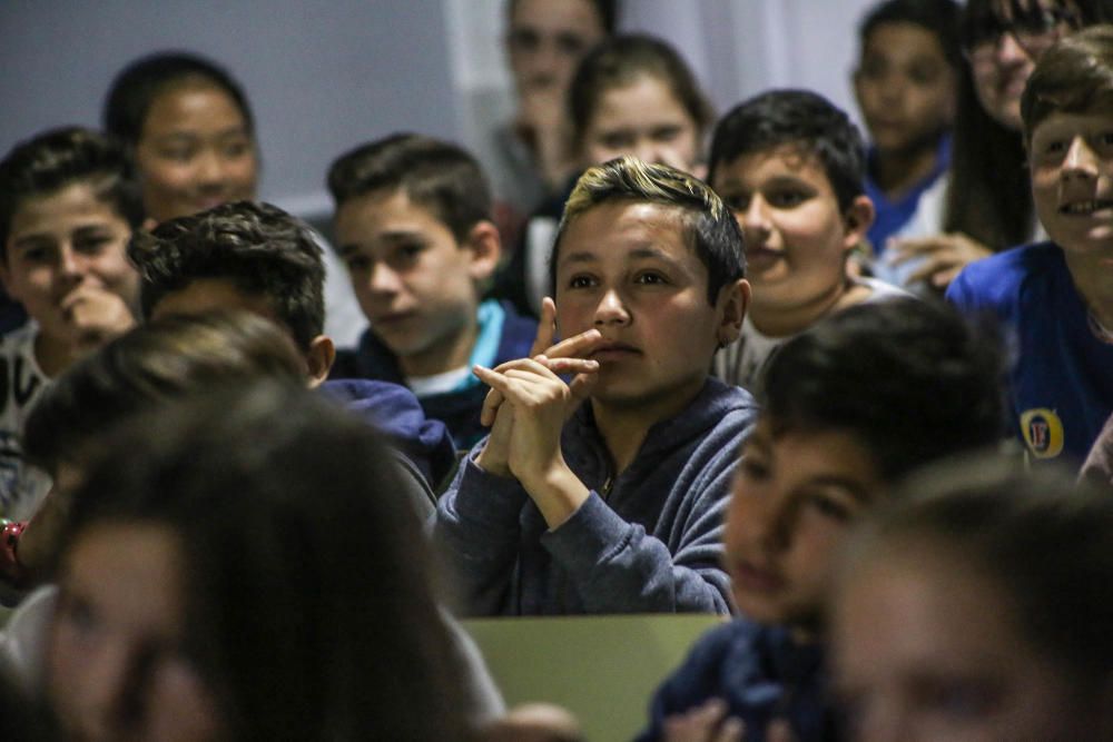 Los estudiantes del Colegio Nuestra Señora del Rosario de Torrevieja conocen la lírica de la mano de Pablo López en un programa que recorre todos los colegios públicos de la ciudad de la mano del Patr