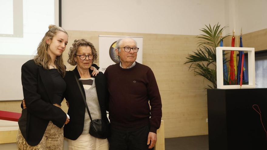 Marta Menéndez y sus abuelos Teresa Fernández y Herminio Álvarez, junto a una de las obras del escultor franquino. | FERNANDO RODRÍGUEZ