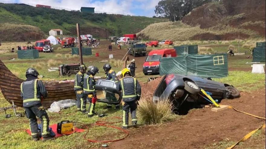 Explosiones, gritos y rescates: así se preparan en Tenerife los cuerpos de emergencia para atender urgencias