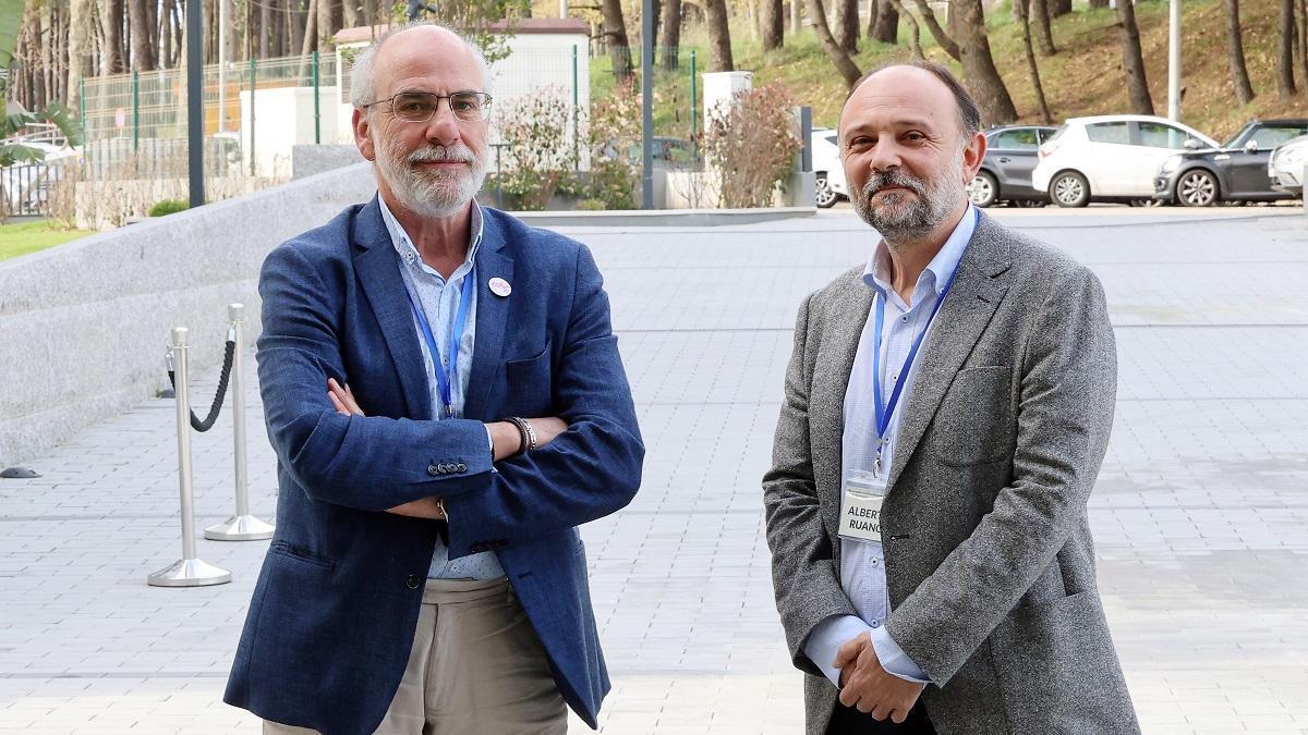 Joaquín Casal, jefe de oncología en Vigo, y Alberto Ruano Raviña, catedrático de Medicina Preventiva y Salud Pública en Universidad de Santiago de Compostela.