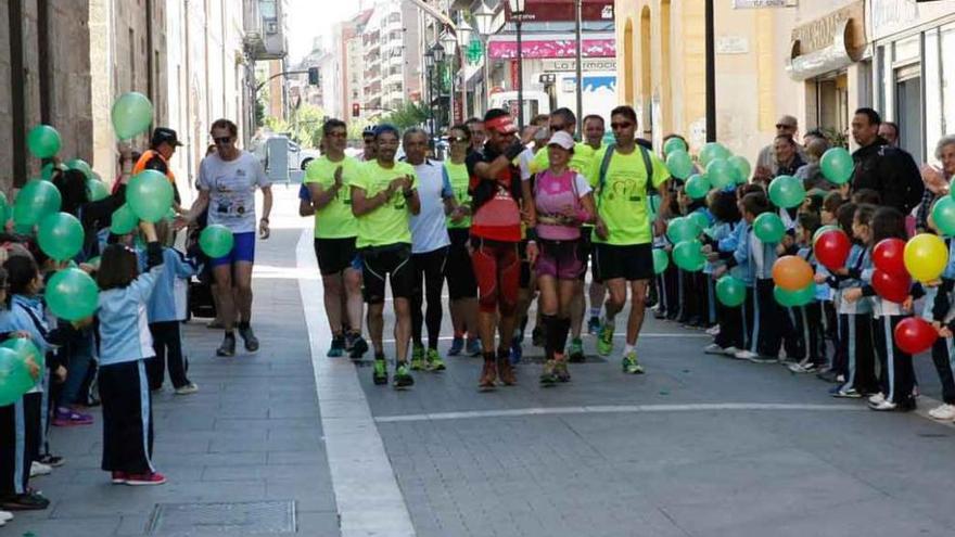 Los alumnos de la Milagrosa animan a los deportistas.