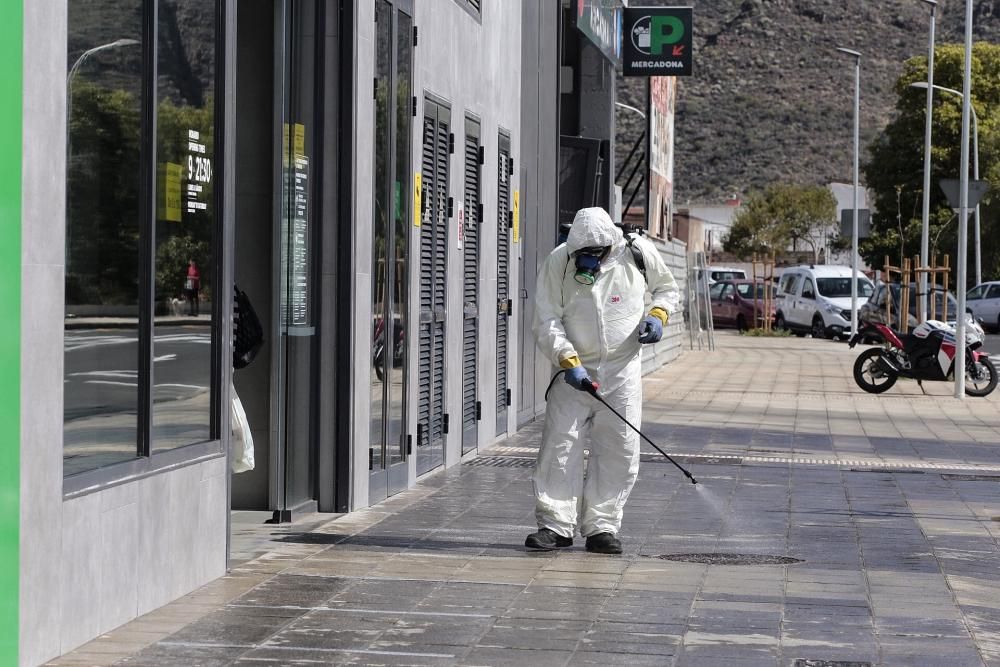 Tareas de limpieza en Santa Cruz de Tenerife