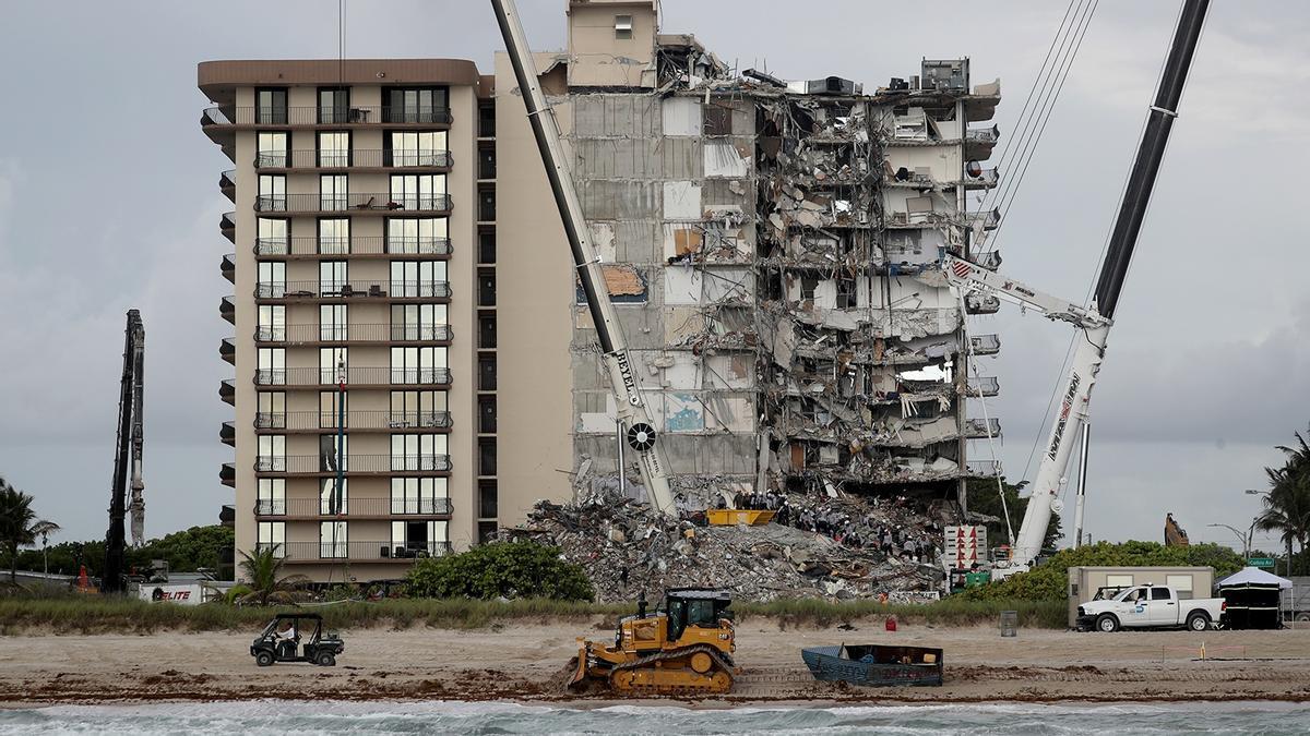 Derrumban con una explosión controlada los restos del edificio colapsado en Miami