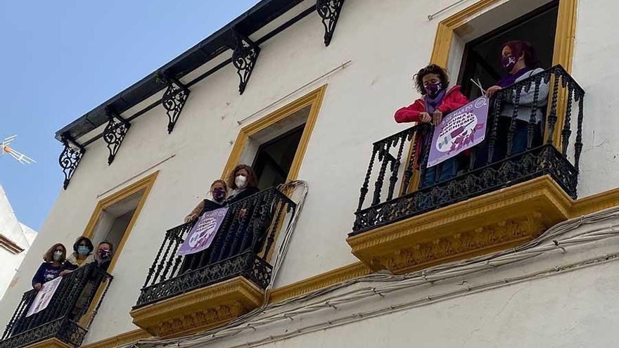 IU viste sus balcones de morado y se suma a la campaña 'Vacúnate contra el machismo'