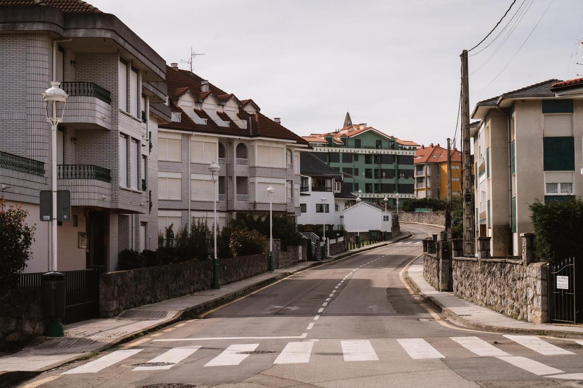 Una de las calles residenciales de Noja vacía de coches y con todas las casas con las persianas echadas.