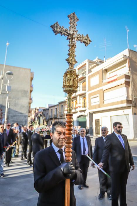 La imagen de San Vicente portada a hombros exclusivamente por varones salió en procesión por las calles de Callosa de Segura, como es tradición cada segundo lunes de Pascua