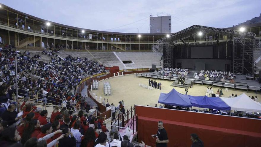 Las candidatas a Bellea del Foc ultiman su preparación en el último ensayo a puertas abiertas en la Plaza de Toros