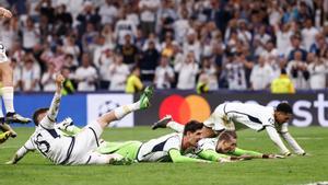 Jugadores del Real Madrid celebran la victoria por 2-1 y el pase a la final de la Champions.